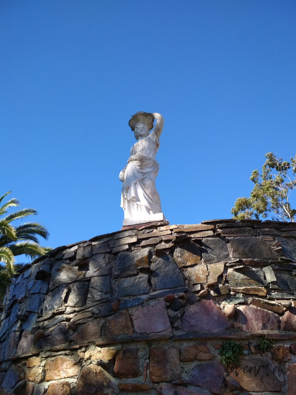 estatua jardin castillo pittamiglio