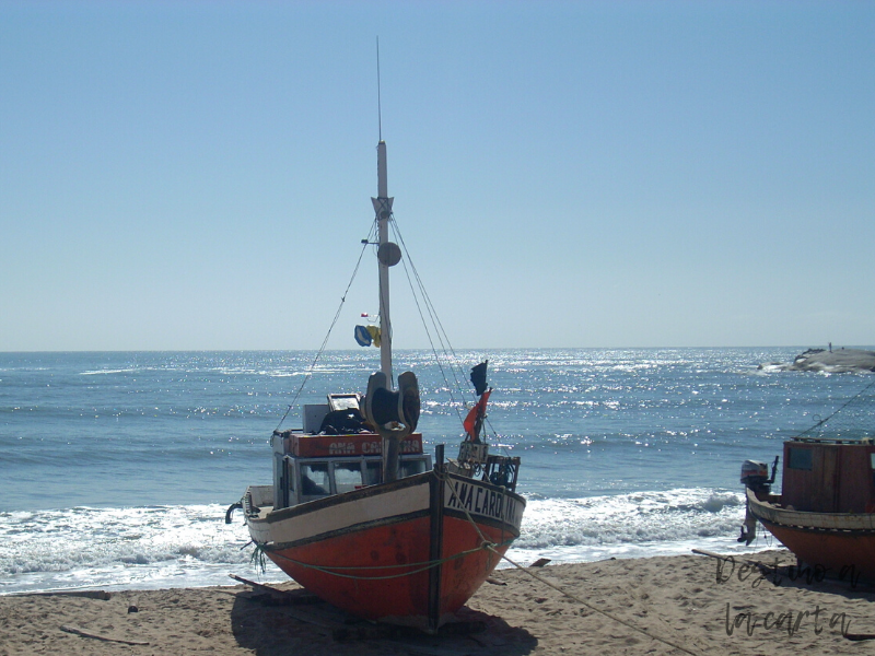 barco de los pescadores en playa de los pescadores punta del diablo