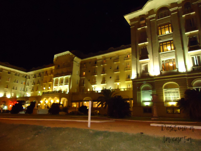 fachada hotel argentino en la noche