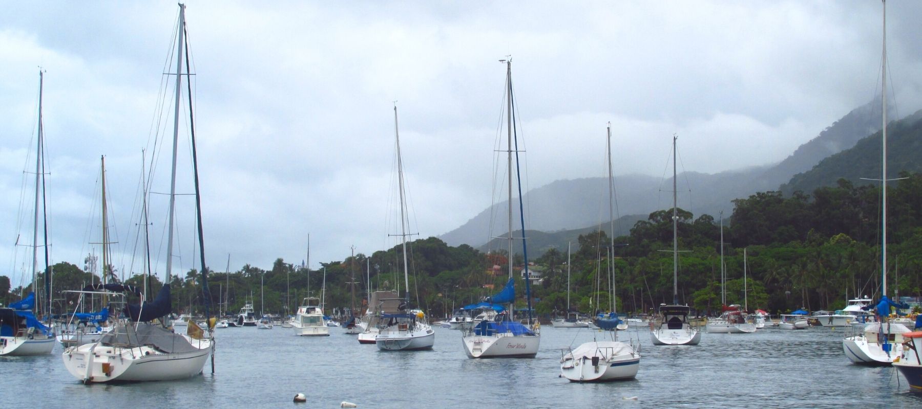 Bahía con veleros en Ilha Bela, Brasil